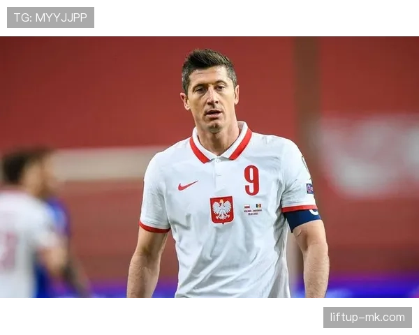 莱万多夫斯基国家队与俱乐部核心地位构建路径对比分析 莱万多夫斯基国家队与俱乐部核心地位构建路径对比分析