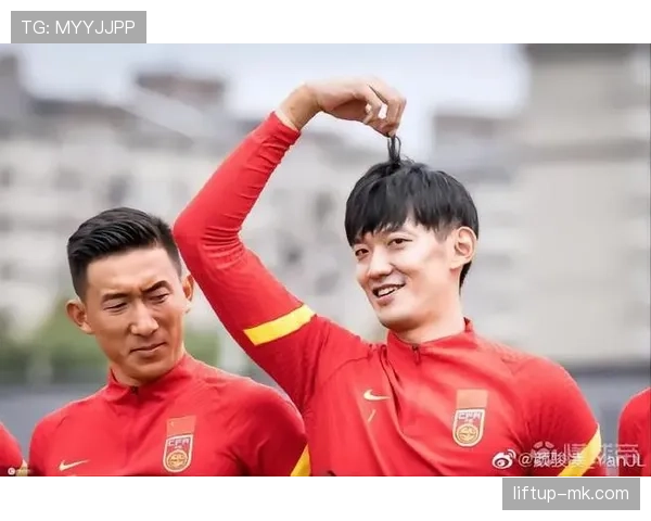 刷到颜骏凌逛珠宝店的视频，旁边买菜大妈的表情直接笑死我