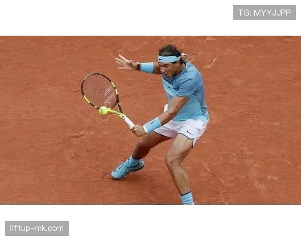 纳达尔训练完直接啃冰块降温，这自律狠人连喝水都要算卡路里？